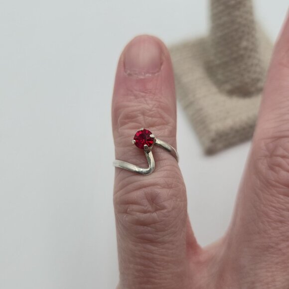 Size 3.25 Sterling Silver Dainty Red Crystal Band Ring A3934 - Picture 3 of 8